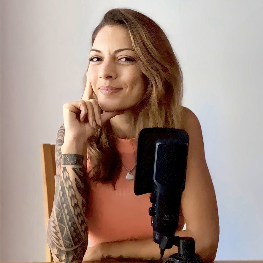 Christina Tiedtke mit Podcast-Mikrofon
